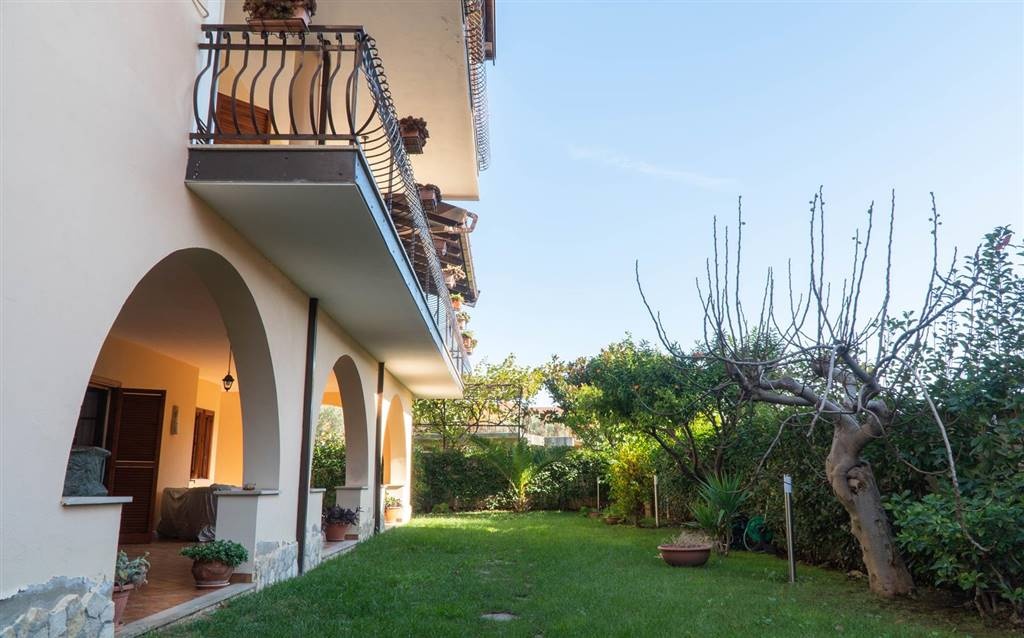 Villa in Tivolillle, Mendicino, 15 locali, 3 bagni, giardino privato