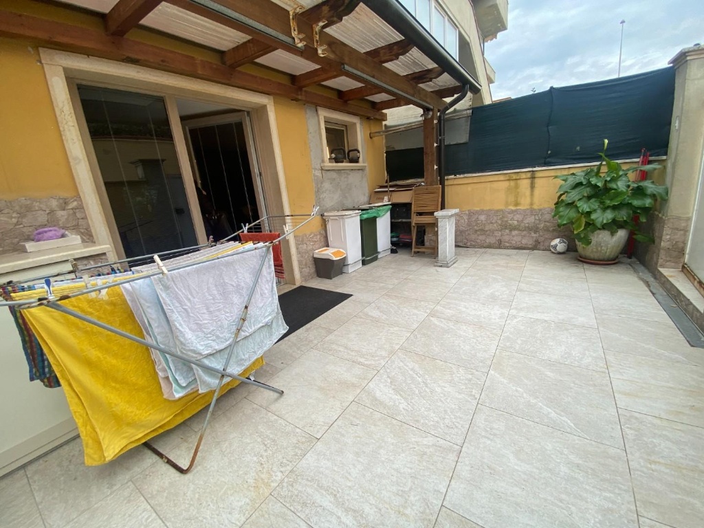 Quadrilocale a Carrara, 2 bagni, giardino privato, posto auto, 100 m²