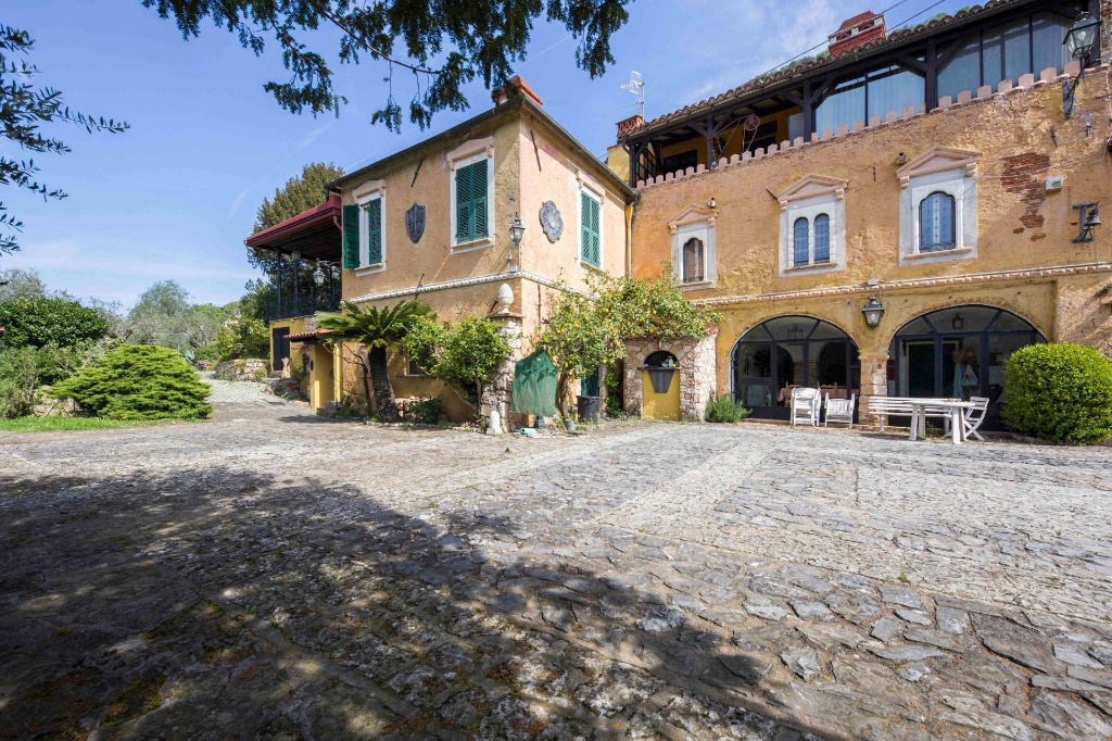 Villa singola in Via Don Scarrone, Finale Ligure, 20 locali, 6 bagni