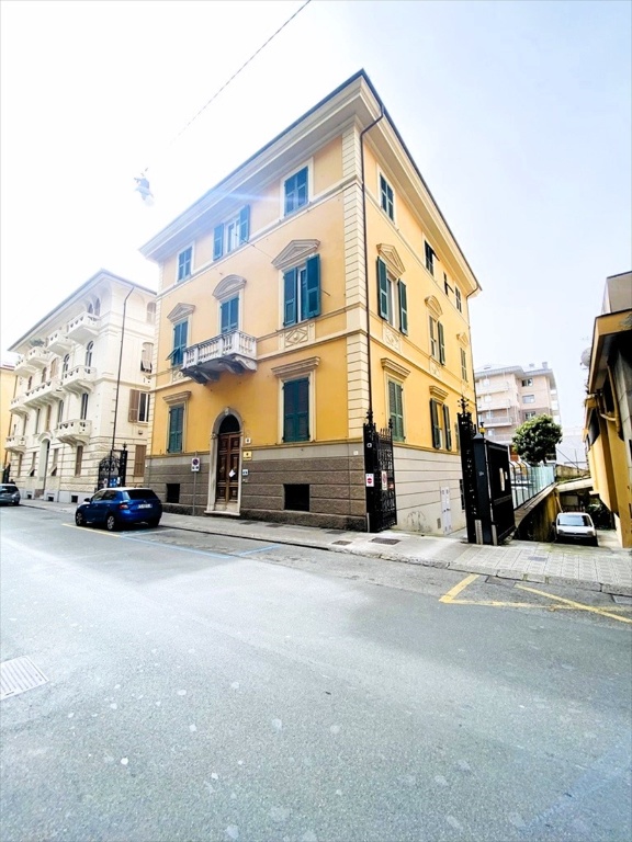 Palazzo a Chiavari, 10 locali, 4 bagni, posto auto, 900 m², 2 balconi