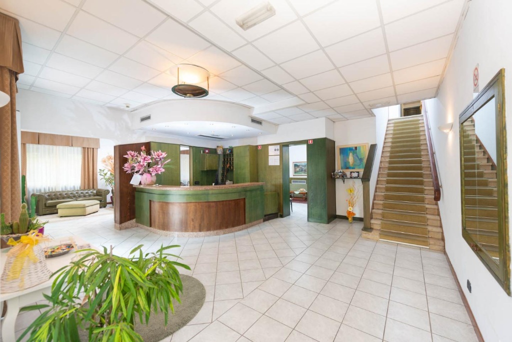 locale commerciale in vendita a Camaiore in zona Lido di Camaiore