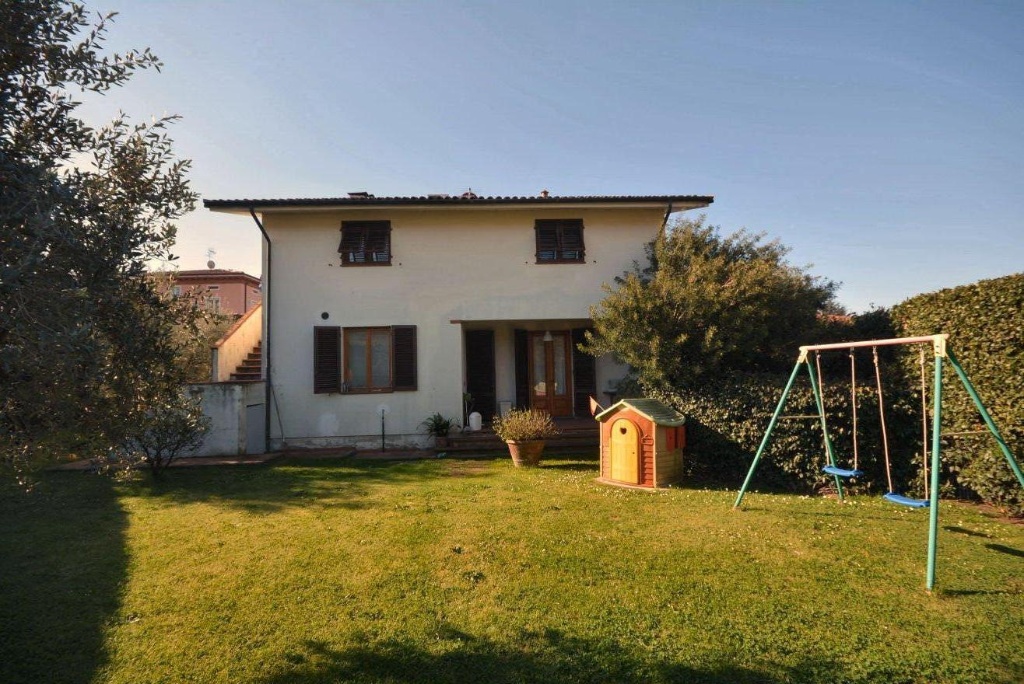 Villa a Capannori, 6 locali, 4 bagni, giardino privato, posto auto