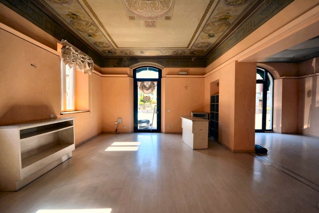 locale commerciale in vendita a Lucca in zona Nave
