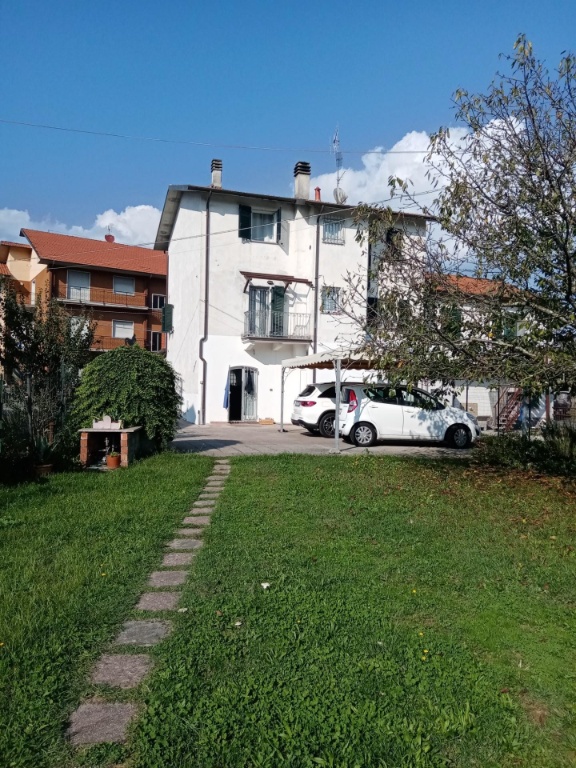 Casa semindipendente a Licciana Nardi, 8 locali, giardino privato