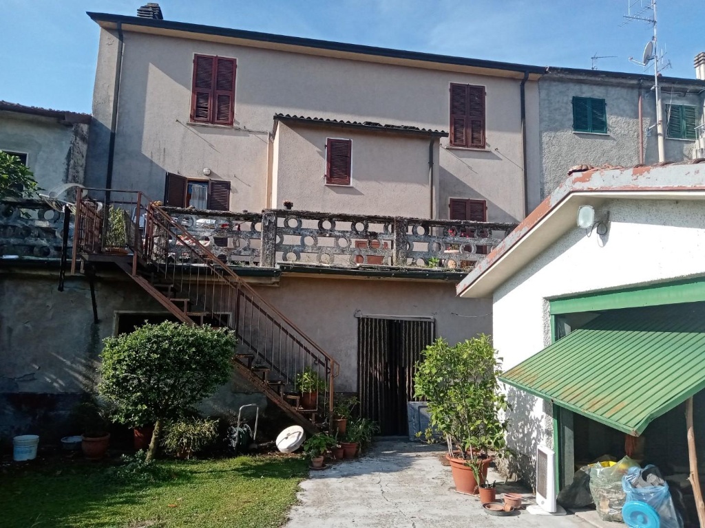 Casa semindipendente a Licciana Nardi, 15 locali, 2 bagni, posto auto