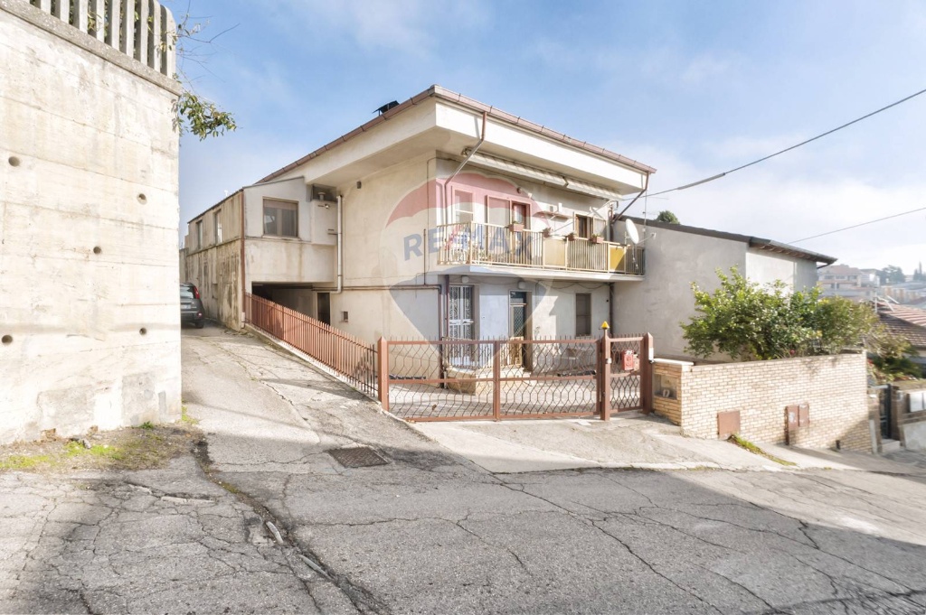 Casa indipendente in Starda colle scorrano, Pescara, 14 locali, 260 m²