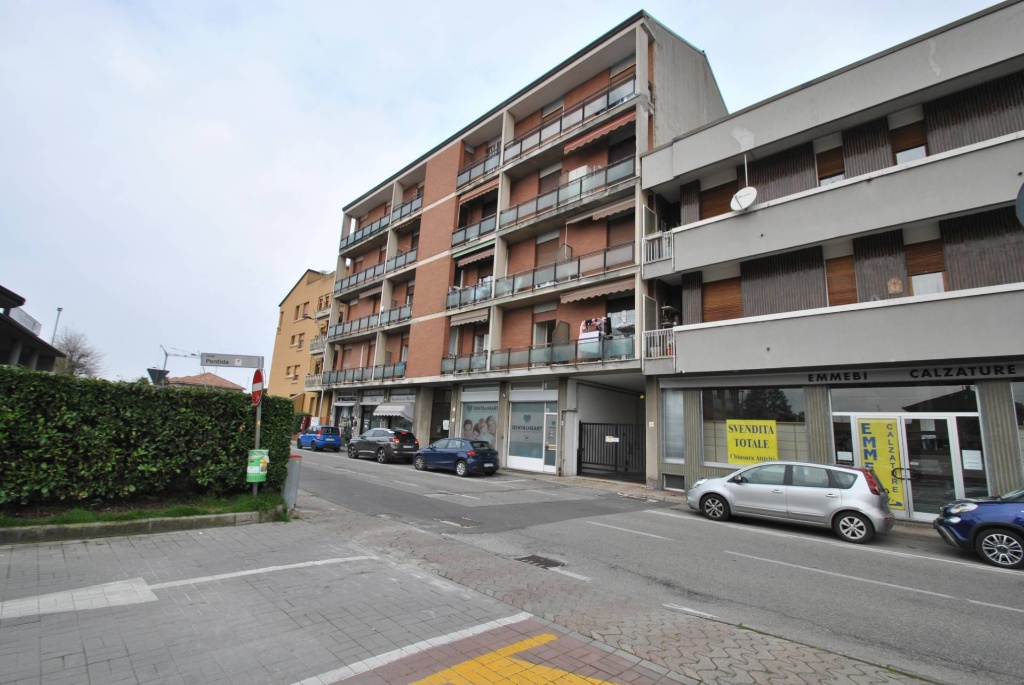 Bilocale in Via Trento e Trieste, Biassono, 1 bagno, posto auto, 80 m²