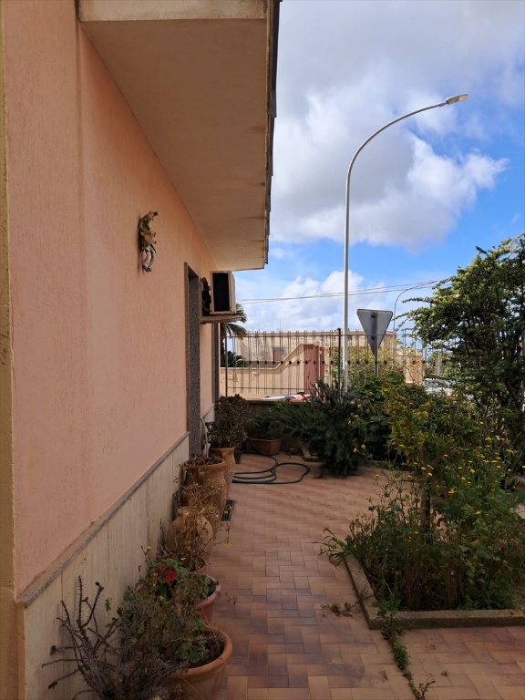 Casa indipendente a Valderice, 5 locali, 2 bagni, giardino privato