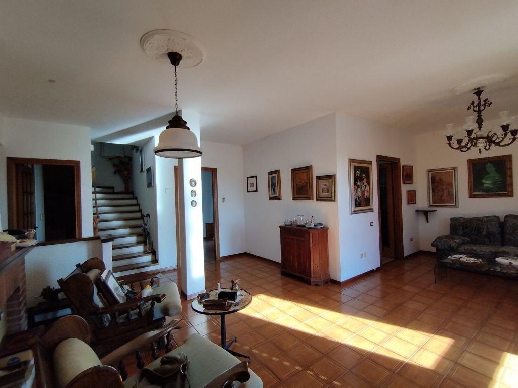 Casa indipendente a Piombino, 7 locali, 2 bagni, 140 m², multilivello