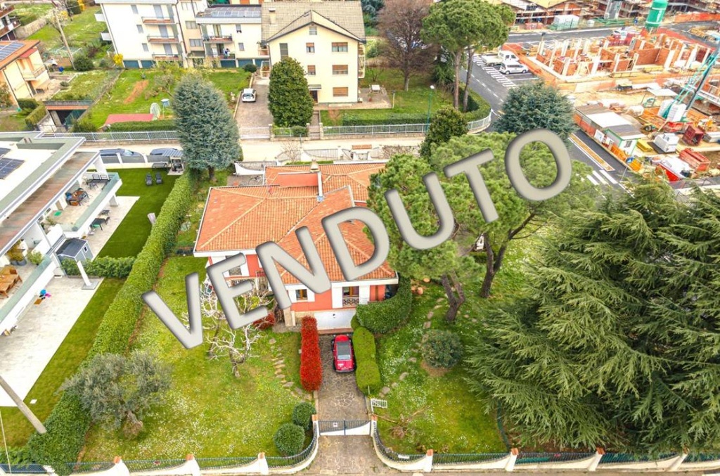 Villa singola in Via Monti, Scanzorosciate, 5 locali, 2 bagni, con box