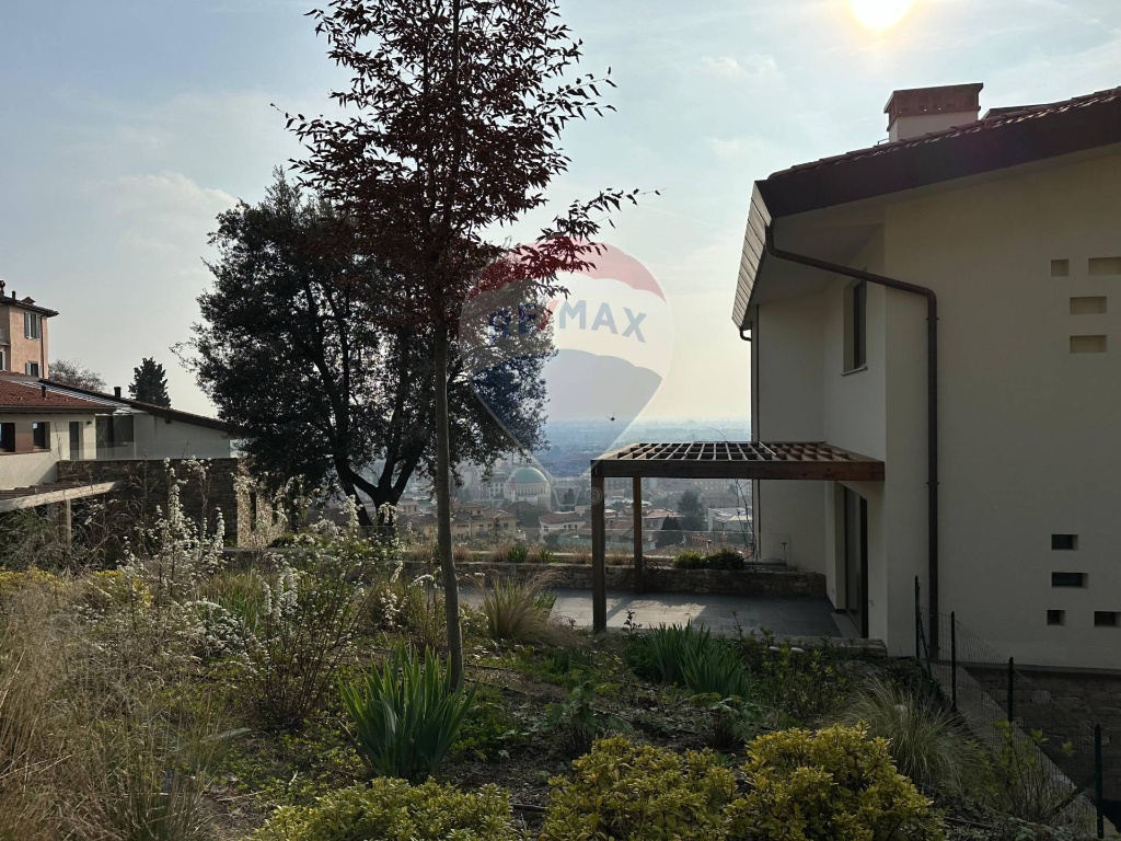 Casa semindipendente in Via Tre Armi, Bergamo, 3 locali, 2 bagni