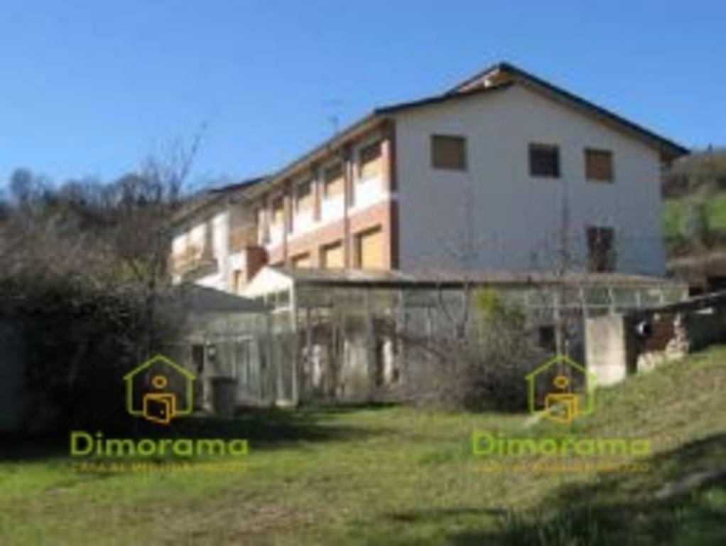 Casa indipendente in Via Fratta n. 22, 16 locali, 3 bagni, 808 m²