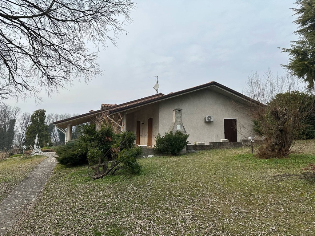 Casa indipendente a Castiglione delle Stiviere, 6 locali, 2 bagni