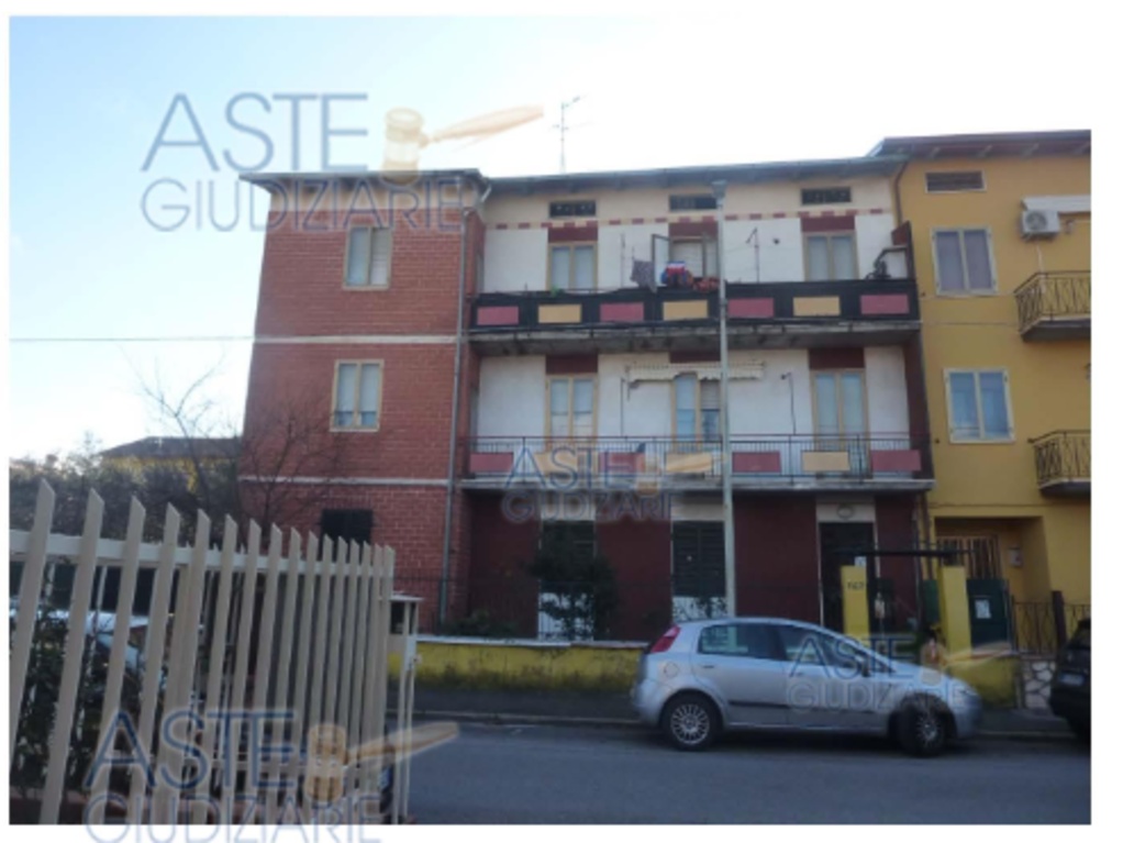 Appartamento a Prato, 5 locali, 1 bagno, giardino in comune, 86 m²