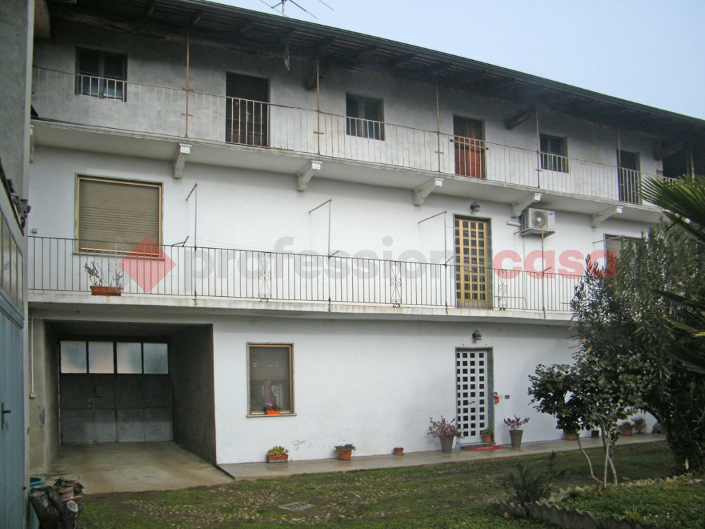 Casa indipendente a Bellinzago Novarese, 10 locali, 2 bagni, 390 m²