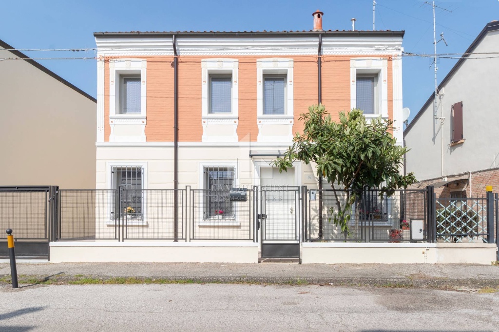 Villa in Via Della Viola, Ferrara, 8 locali, 4 bagni, giardino privato