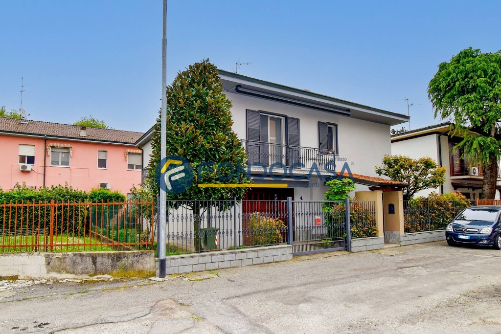 Villa singola in VIALE SICILIA, Lodi, 5 locali, 2 bagni, 280 m²