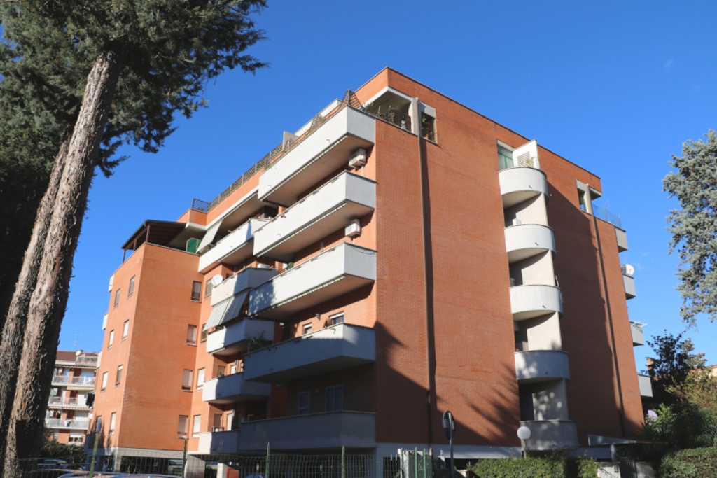 Quadrilocale a Guidonia Montecelio, 90 m², 1° piano, buono stato