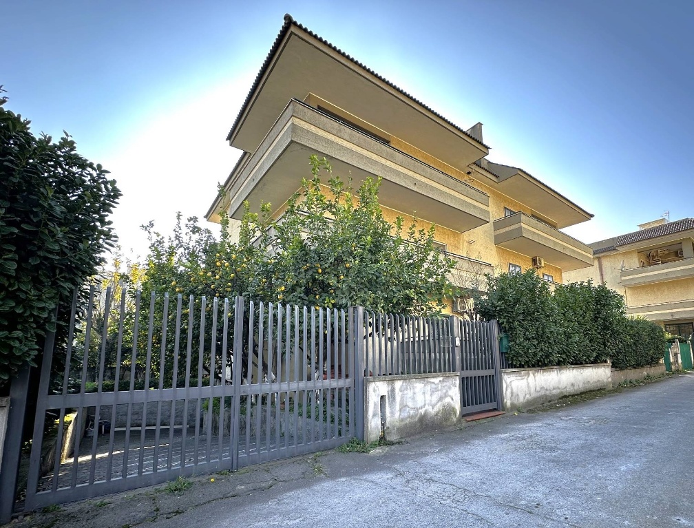 Villa singola in VIA VALLONE, Maddaloni, 7 locali, 4 bagni, con box