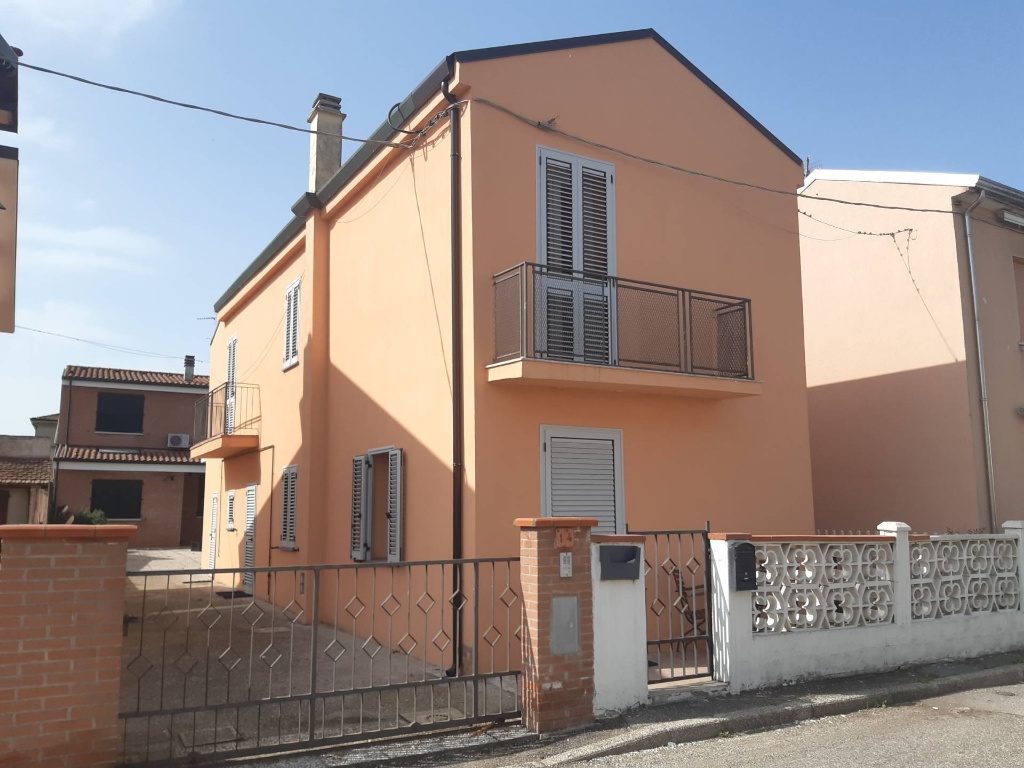 Casa indipendente in Via Bardella, Ferrara, 6 locali, 2 bagni, 130 m²
