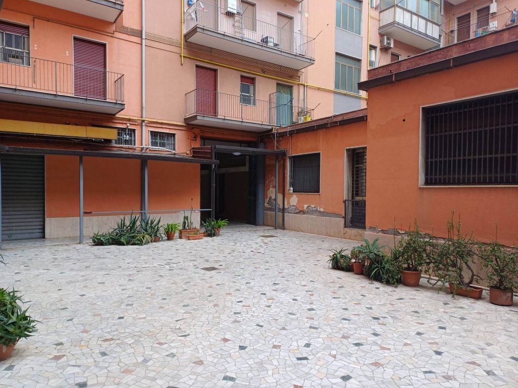 Appartamento in Via Antonino Di Sangiuliano 54, Catania, 5 locali