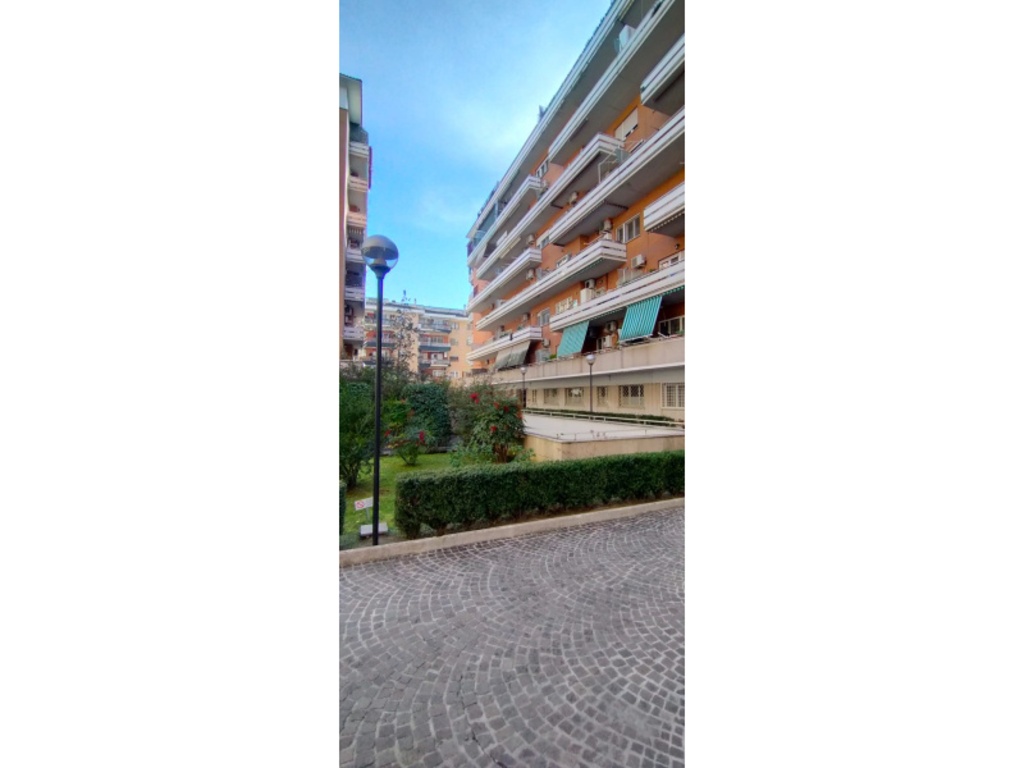 Appartamento in Via Val di Non, Roma, 2 bagni, 84 m², 1° piano