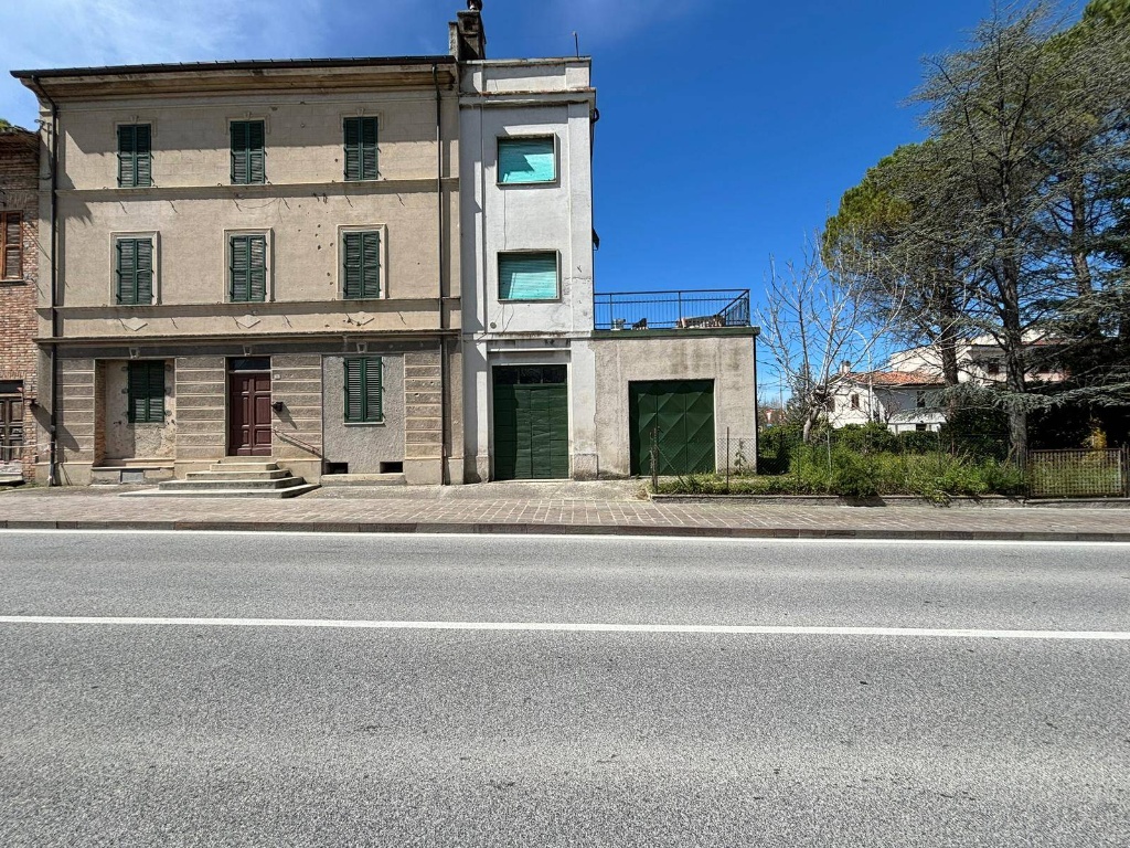 Casa indipendente in VIA CARLONI, Cerreto d'Esi, giardino privato