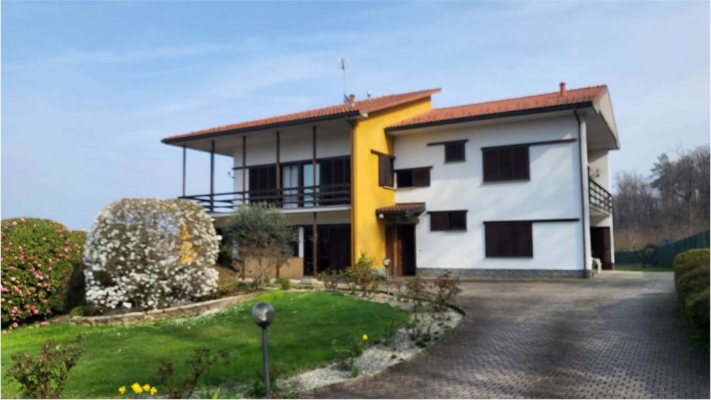Villa a Gattico-Veruno, 14 locali, 4 bagni, giardino privato, garage