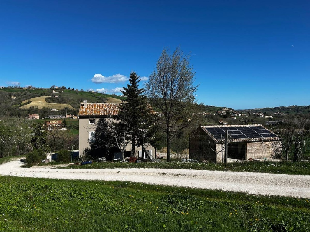 Sant'Angelo in Pontano, 12 locali, 2 bagni, giardino privato, con box