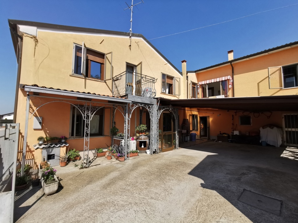 Villa a schiera in Via Barbugine 110, Cerea, 6 locali, 2 bagni, 125 m²