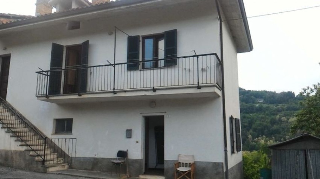 Casa indipendente in Area Residenziale via bianco, Nucetto, 3 locali