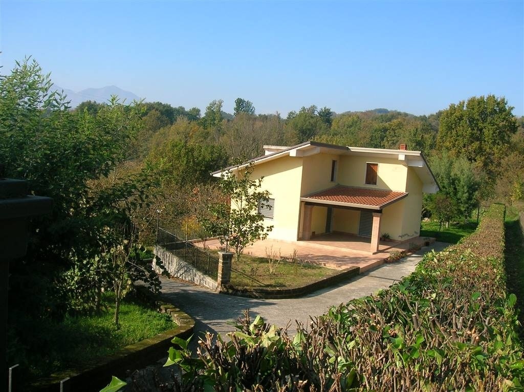 Casa indipendente a Manocalzati, 3 locali, 1 bagno, giardino privato