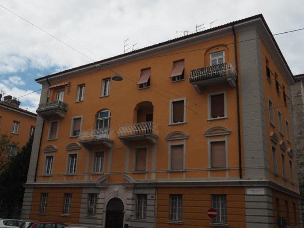 Monolocale a Trieste, 2 bagni, 121 m², riscaldamento autonomo