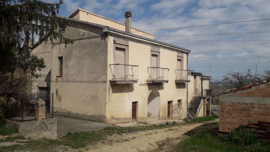 Casa indipendente in Contrada Colle Spaccato, Bucchianico, 10 locali