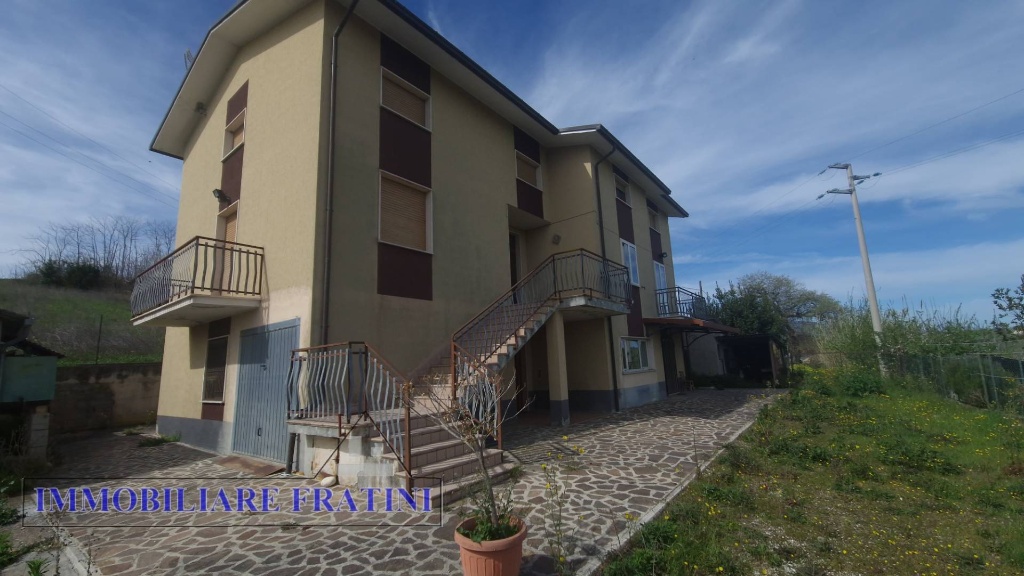 Casa indipendente a Civitella del Tronto, 9 locali, 3 bagni, con box
