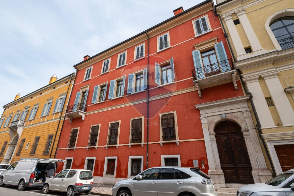 Appartamento in Via camillo benso di cavour, Mantova, 8 locali, 424 m²