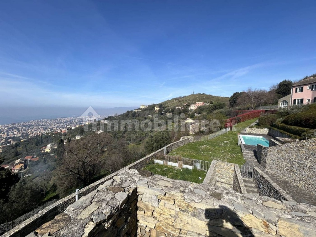 Villa a Genova, 8 locali, 3 bagni, giardino privato, 190 m² in vendita