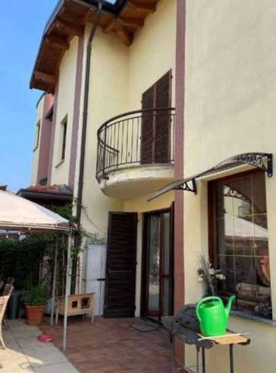 Appartamento in Via Vittorio Veneto, Faloppio, 5 locali, 1 bagno