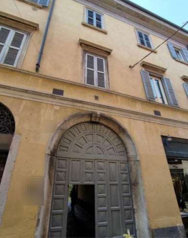 Appartamento in Via San Martino della Battaglia, Varese, 8 locali