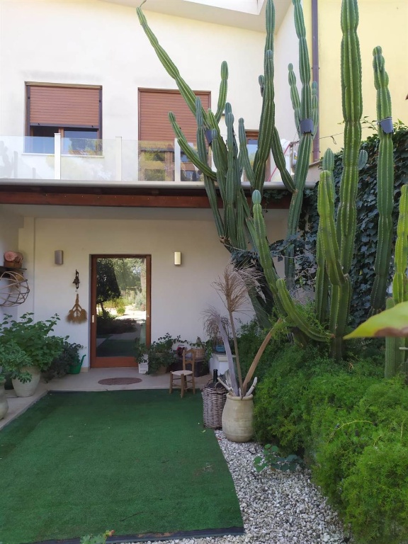Villa a Caltanissetta, 11 locali, 3 bagni, giardino privato, 205 m²
