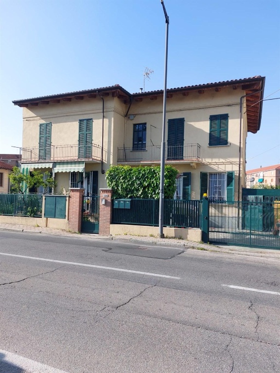 Casa indipendente in CORSO VENEZIA, Asti, 12 locali, 4 bagni, con box