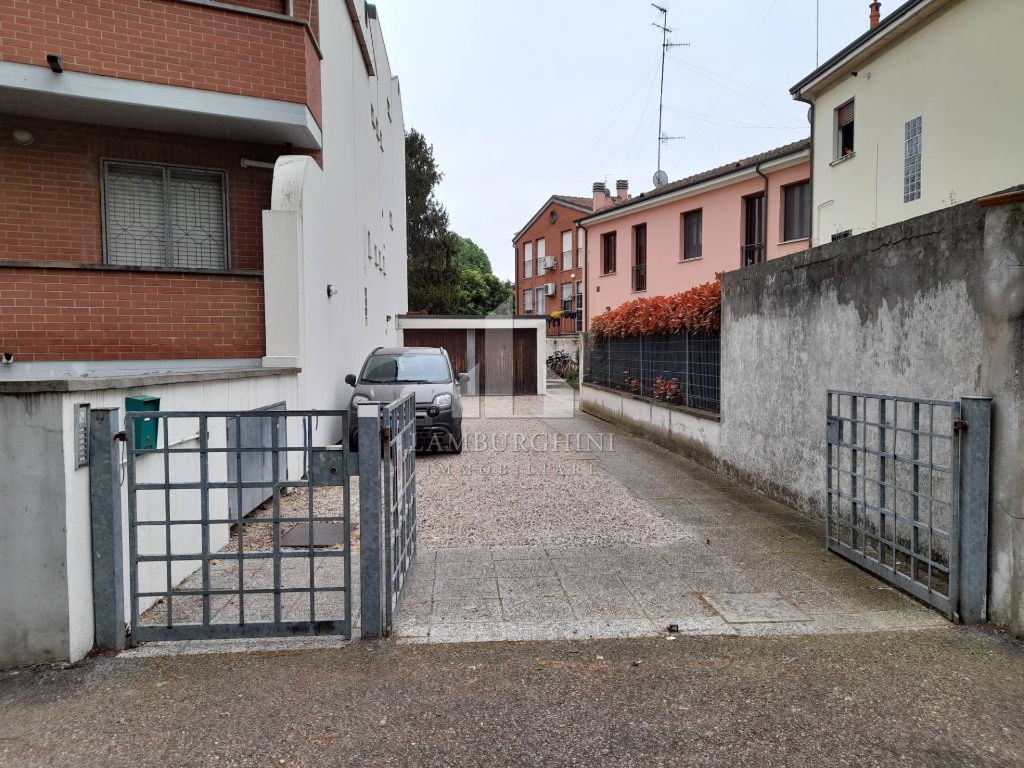 Monolocale in Viale Belvedere, Ferrara, 1 bagno, giardino in comune