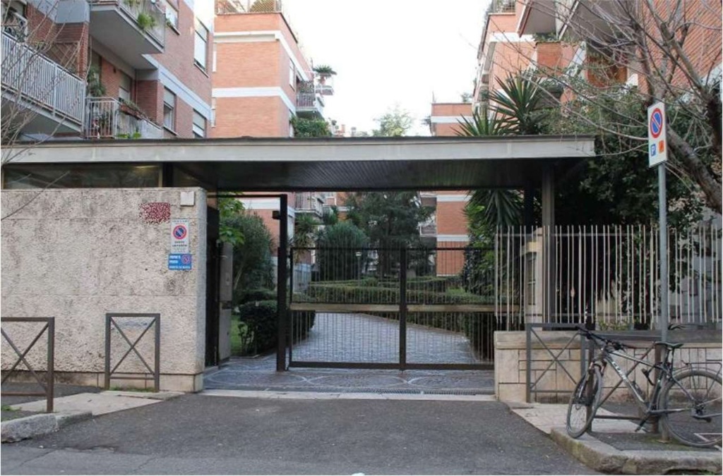 Appartamento in Via Cornelio Magni 30, Roma, 6 locali, 1 bagno, garage