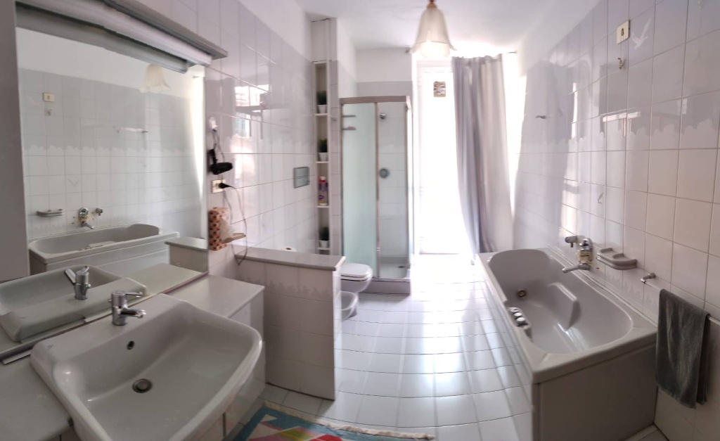 Appartamento in Via niella, Savona, 5 locali, 1 bagno, 170 m²