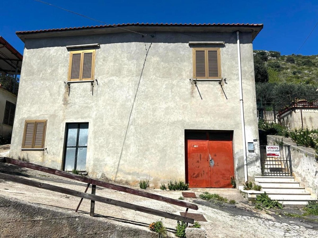 Palazzo in La fiora, Terracina, 6 locali, 2 bagni, posto auto, 170 m²