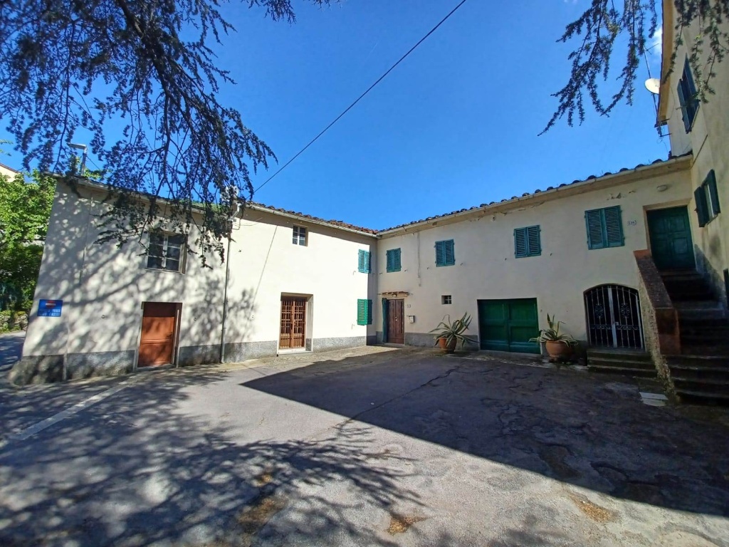 Casa indipendente a Pistoia, 10 locali, 360 m², classe energetica G