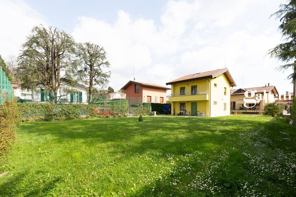 Villa singola in Via Torricelli, Merate, 5 locali, 3 bagni, posto auto