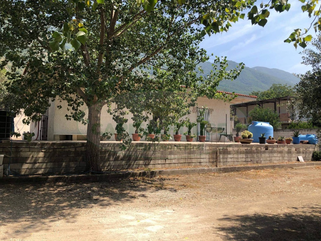 Casa indipendente ad Avella, 4 locali, 2 bagni, giardino privato