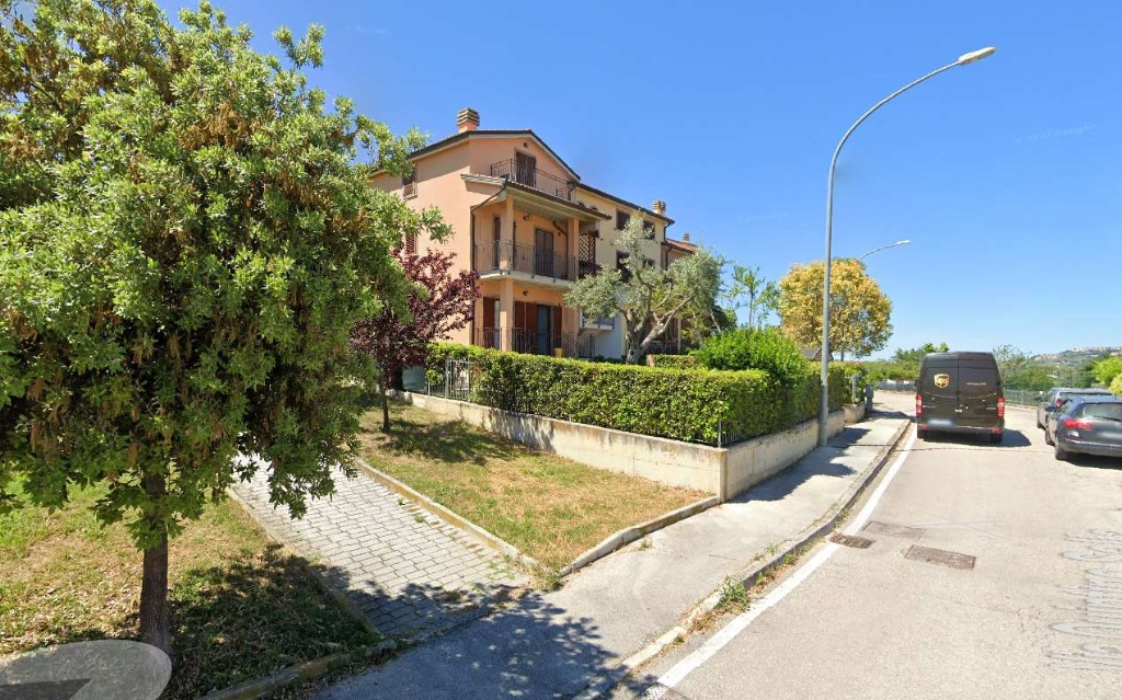 Villa a schiera a Osimo, 6 locali, giardino privato, 133 m² in vendita