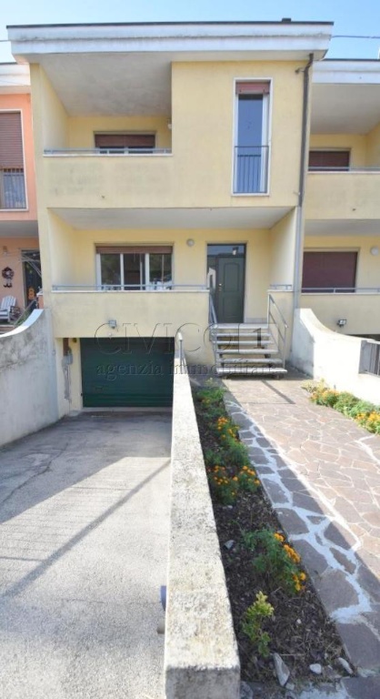 Villa a schiera in Via Roma 159, Torri di Quartesolo, 7 locali, garage